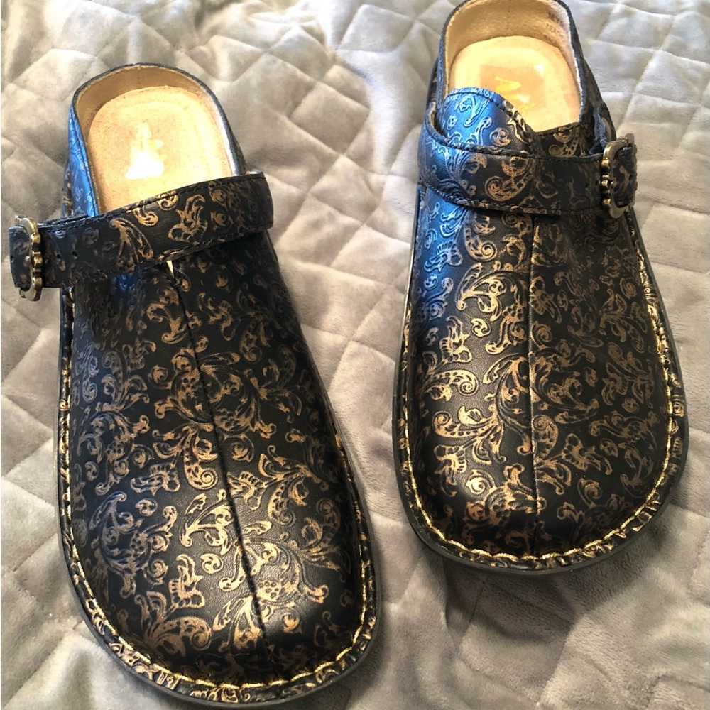 Algeria by PG Lite, Black & Gold Clogs. Excellent condition